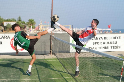 Alanya'da ayak tenisinde 20 takım kıyasıya yarıştı