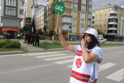 Samsun'da öğrenciler 'okul geçidi görevlisi' ile güvende